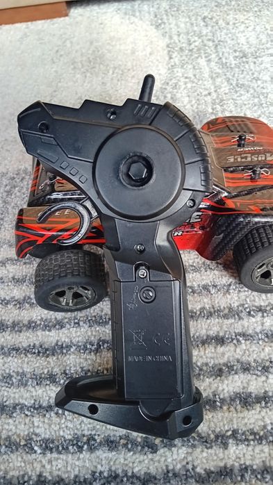 Carinho telecomandado com suspensão