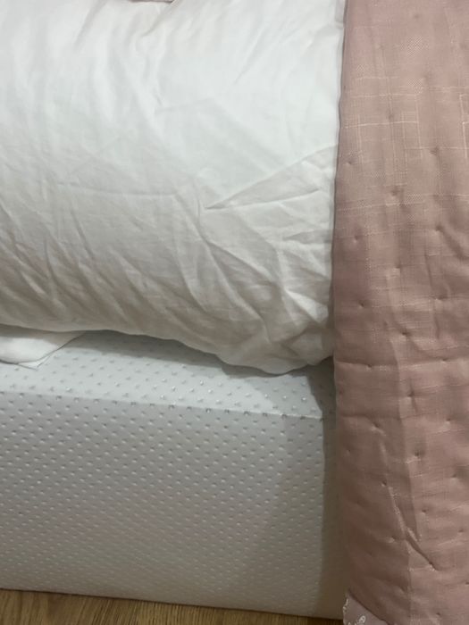 Cama e mesas cabeceira como novos