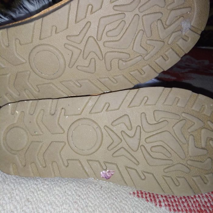 Продам новые пальтокофейное и белое за 300 грв одно 46 48 размер новы