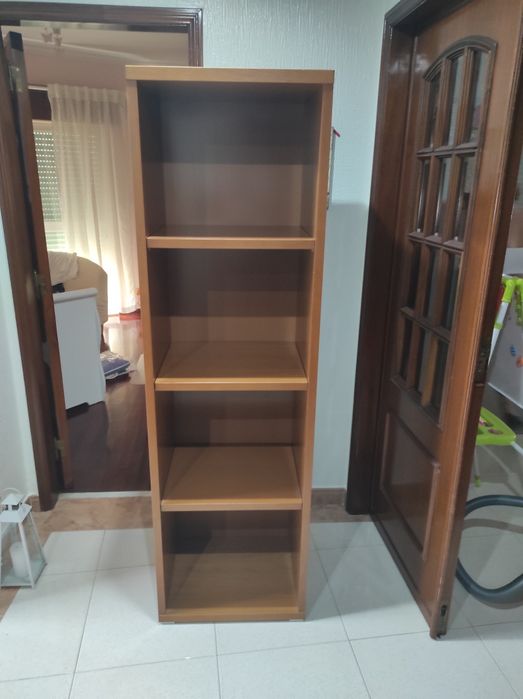 Estante com prateleiras