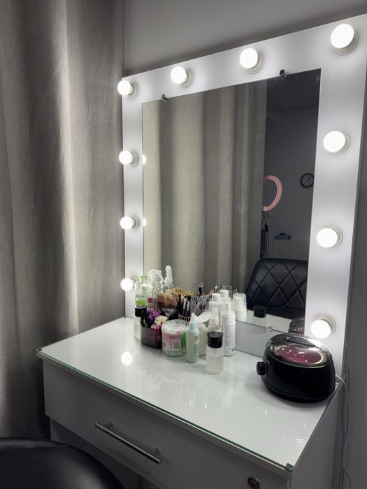 Орендра візажного столика