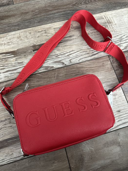 Czerwona mała torebka na ramię listonoszka Guess