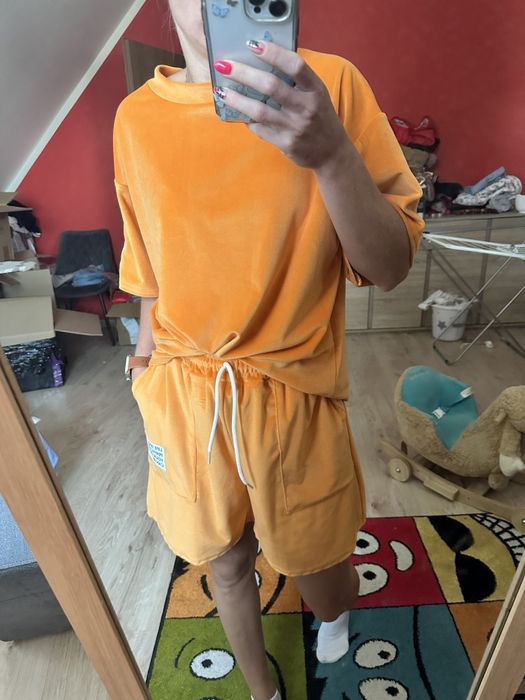 Welurowy, krotki dres damski
