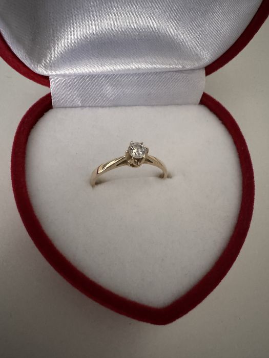 Złoty pierscionek zaręczynowy brylant 0.18ct