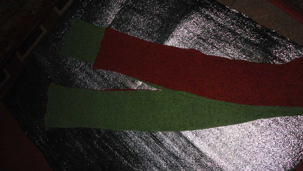 шарфы самовязанные длинные двух цветов.