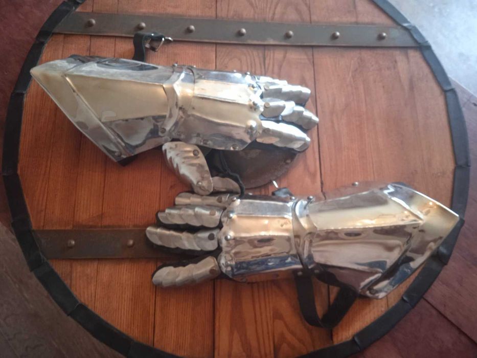 Перчатки рыцарские.