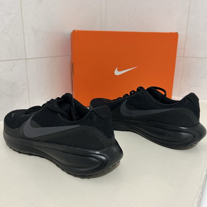 Tênis Nike Revolution 8