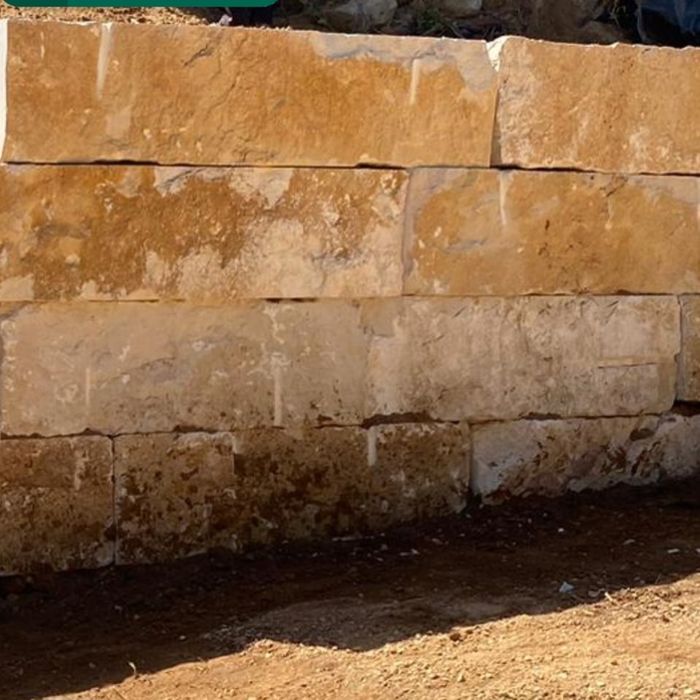Calcada e pave e muros em  pedra