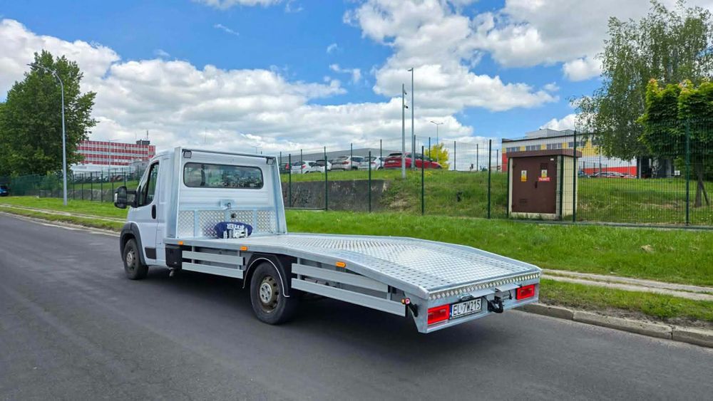 Auto laweta pomoc drogowa holowanie