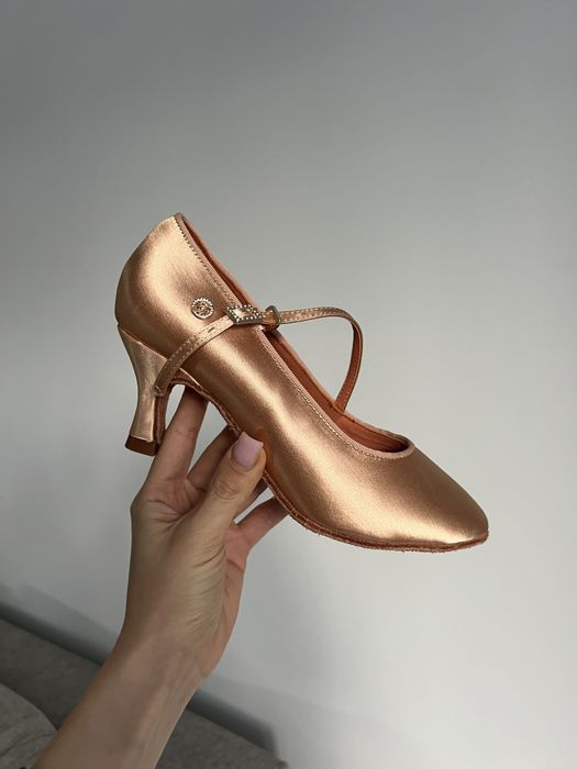 Нові туфлі для європейської програми