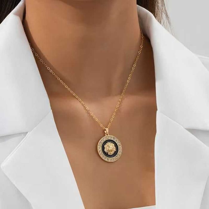 Stylowy klasyczny naszyjnik