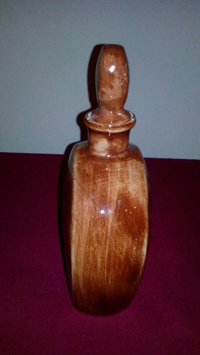 Garrafa em cerâmica antiga