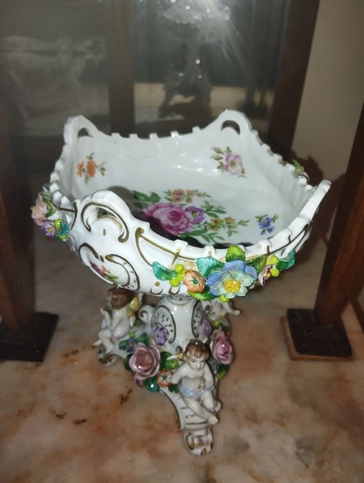 Três peças de porcelana  perfeitas