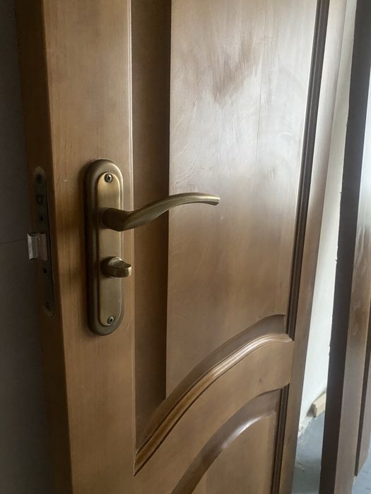 Продам межкомнатные двери массив дерева