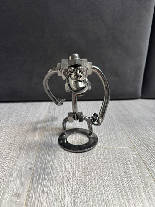 Metalowa małpa z miejscem na długopis