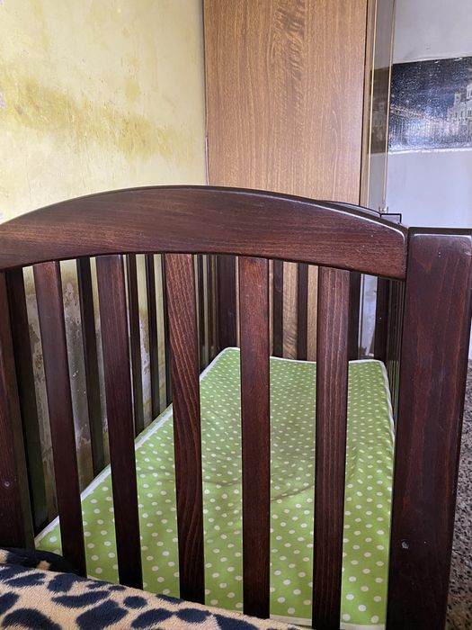 Продам кроватку с маятником