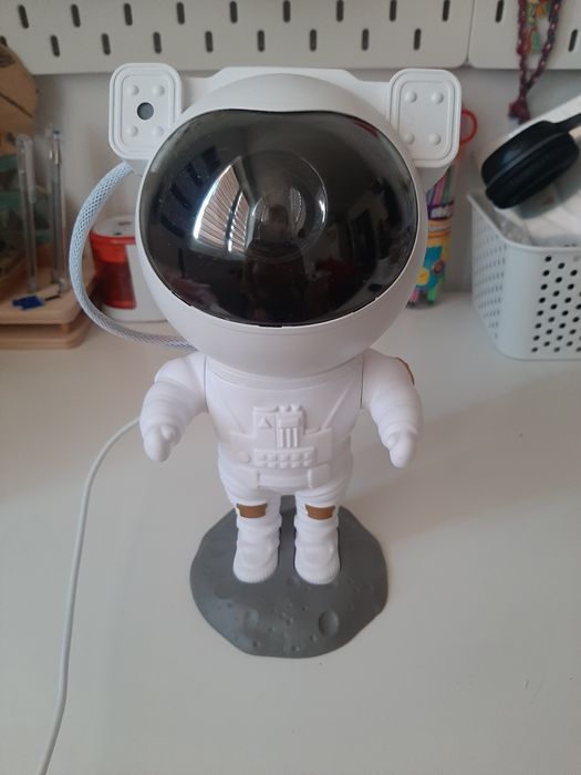 Projektor gwiazd astronauta z pilotem