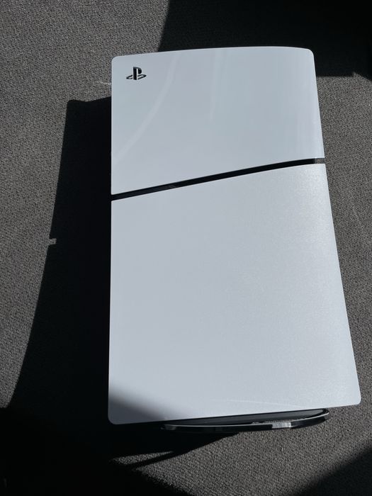 PlayStation 5 Slim Standard 1TB + 2 Comandos + 2 Jogos + Carregador