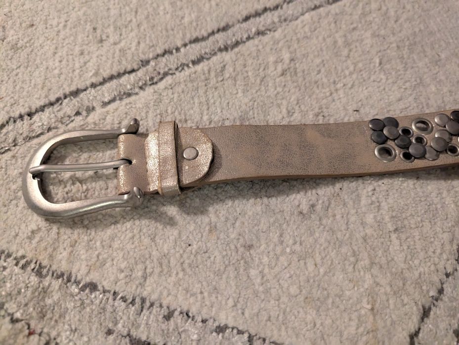 Pasek beżowy z ćwiekami 110 cm