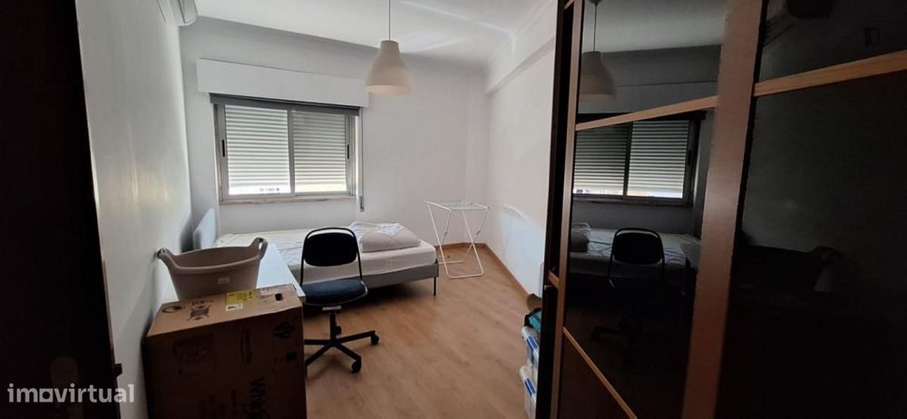 Quarto - localizado em Caparica Lisbon