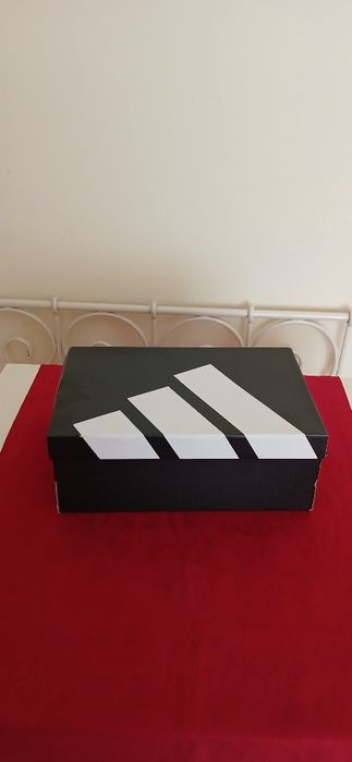 Caixa Adidas, vazia
