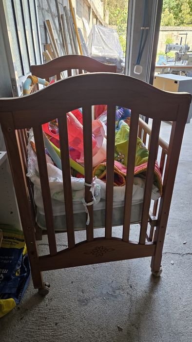 Cama bebé e brinquedos
