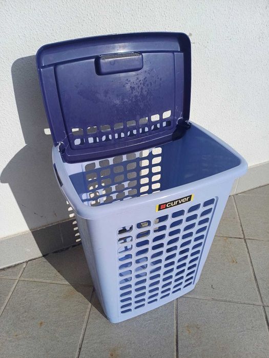 Cesto de plástico azul Curver com tampa – funcional e espaçoso