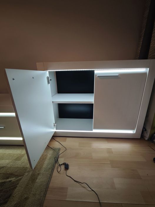 Witryna, szafka, komoda L- light z listwą LED Agata Meble zestaw kompl
