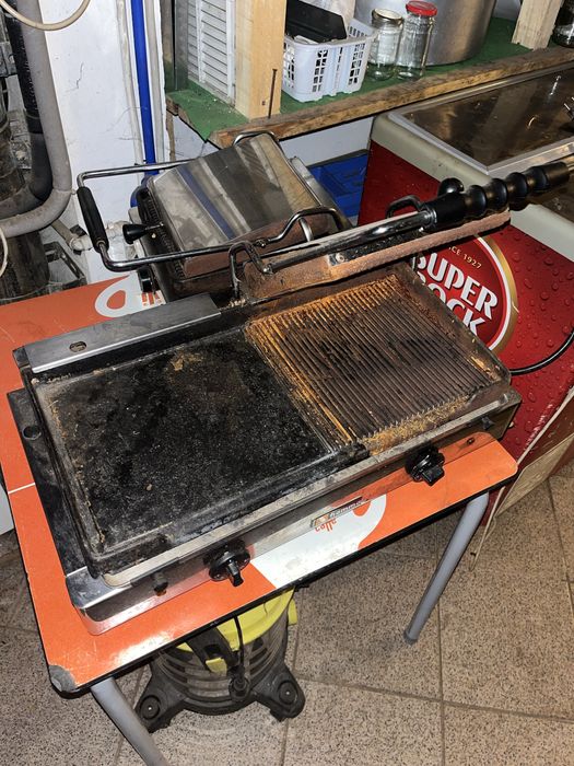 Tostadeira com chapa lisa