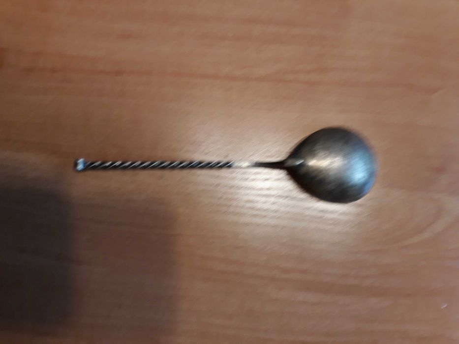 Stara posrebrzana łyżka ze skręconym trzonkiem i inicjałem J