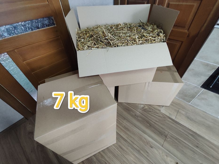 Сіно солома собакам в будку в тюках мішках