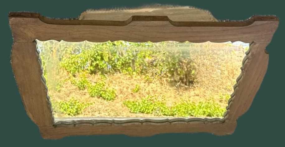 Espelho antigo com moldura em madeira: 46X65 cm