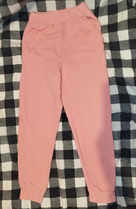 Spodnie dresowe różowe 116-122