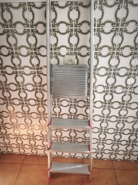 Escada Dobrável em Alumínio Super Resistente até 150Kg, Antiderrapante, 4 Degraus