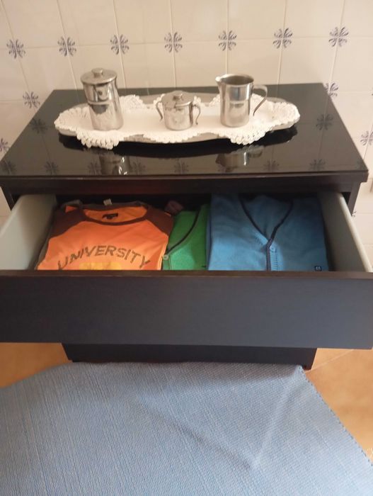 Armário/Cómoda para arrumar roupas c/vidro por cima