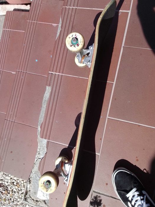 Skate completo (deck + trucks + rodas + rolamentos)