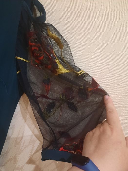 Нове плаття нарядне з гарними рукавами