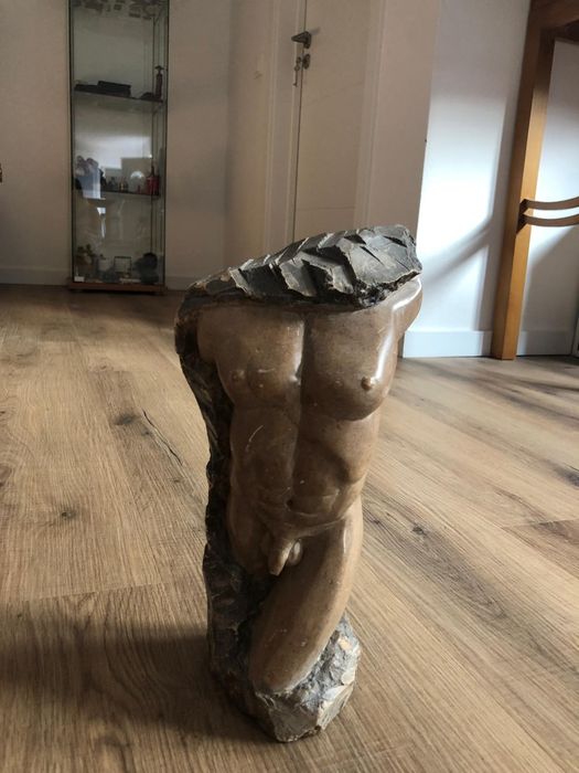 escultura homem e mulher em marmore