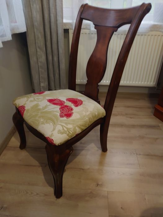 Stół drewniany w zestawie z krzesłami