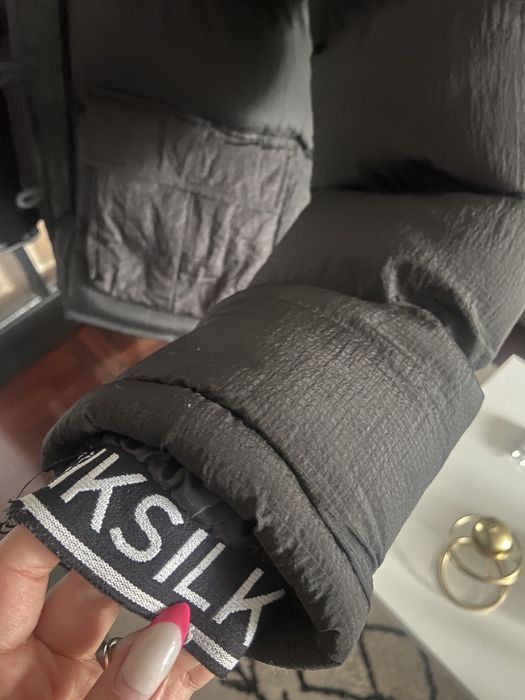 Casaco de inverno impermeavel com capucho . Marca Siksilk