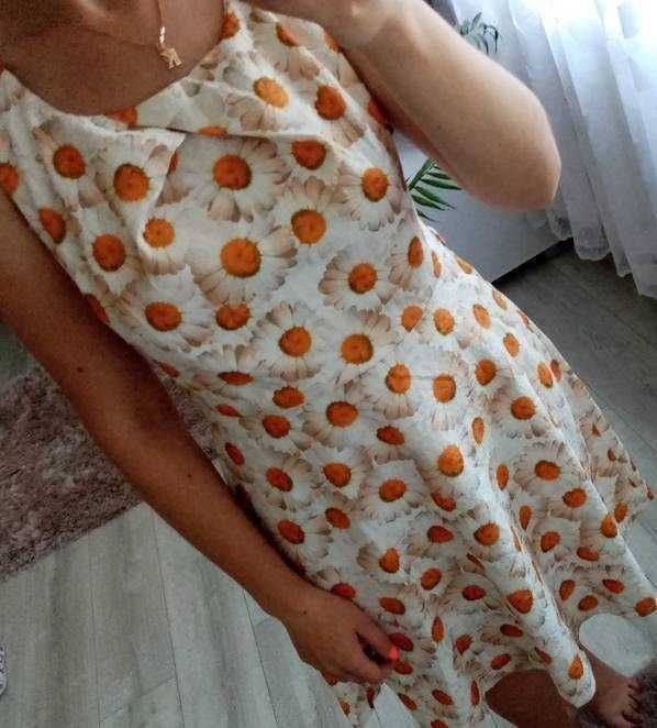 Sukienka z motywem kwiatowym.