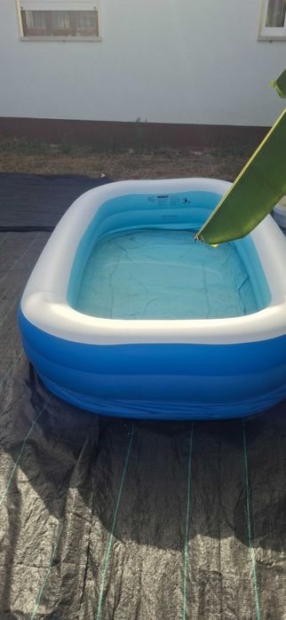 Piscina insuflável grande com três camadas semi nova.