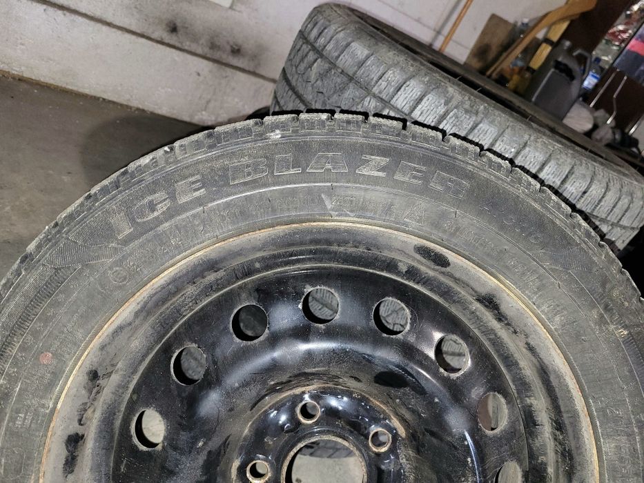 Комплект металевих дисків з шинами.