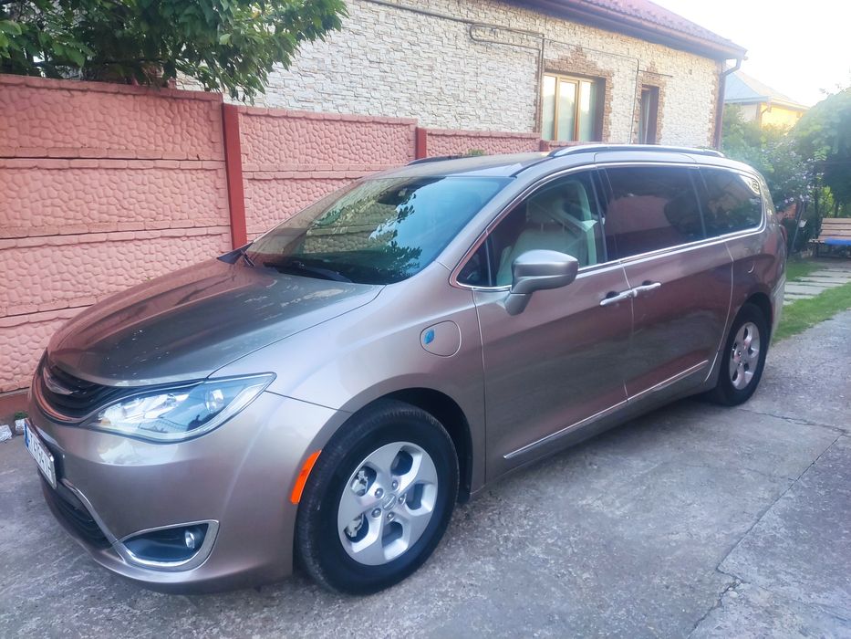 Продам Крайслел Пацифіка 2018рік плагін-гібрид