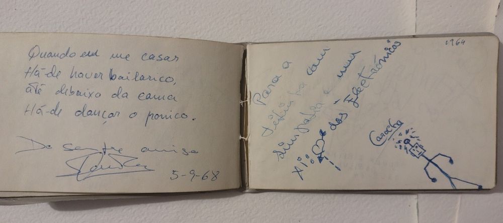 Raridade Anos 60: Livro 74 Autógrafos (Cinema, Fado e Pioneiros do Rock/Ié-Ié)12/7.8cm