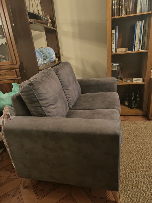 Sofá cinzento dois lugares