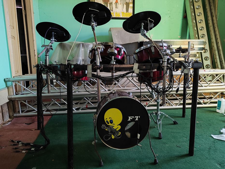 Coluna Guitarra Bateria Line6 Variax 500 Fame Roland