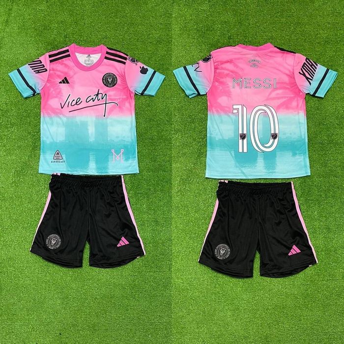 Дитяча футбольна форма різна