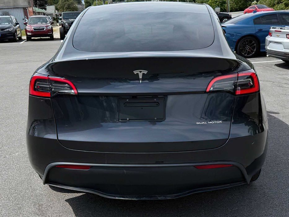 Tesla Model Y Long Range      2025