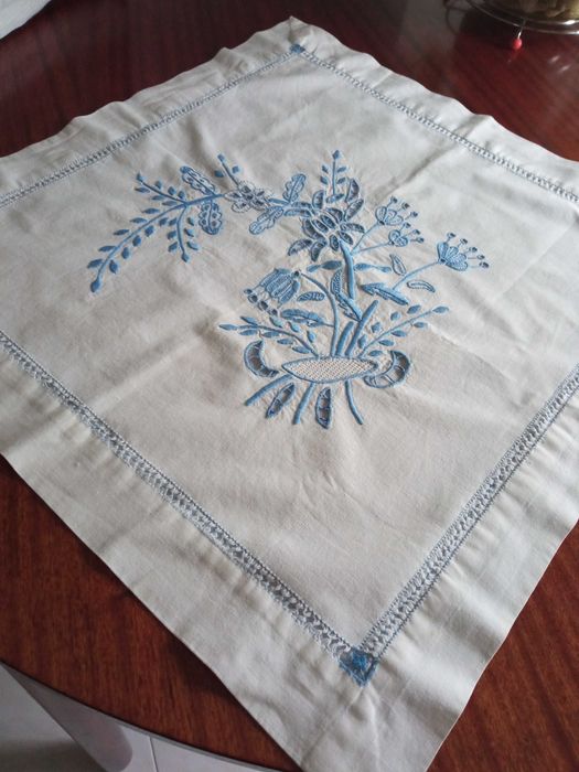 Fronha para almofada bordada à mão.